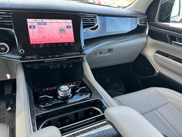 2022 Jeep Wagoneer Series III — photo 19 of 36