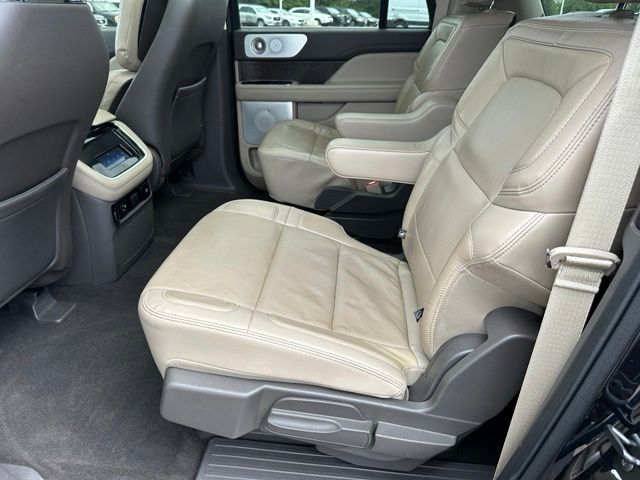 2022 Lincoln Navigator L Reserve — photo 17 of 37