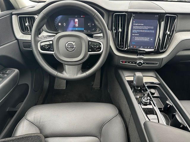 2025 Volvo XC60 B5 Plus — photo 18 of 32