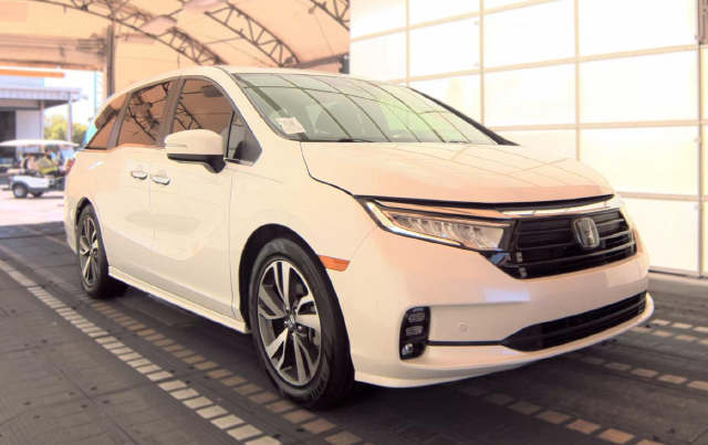 2022 Honda Odyssey Touring — photo 2 of 6