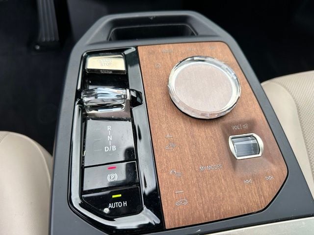 2023 BMW iX M60 — photo 26 of 32