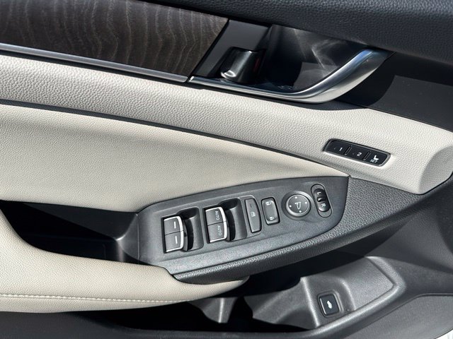 2020 Honda Accord Touring 2.0T — photo 17 of 29