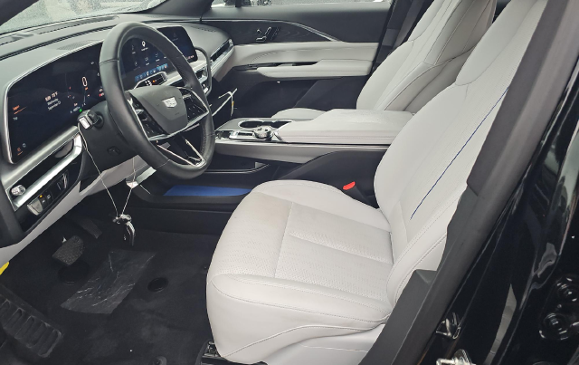 2024 Cadillac Lyriq Luxury — photo 5 of 10