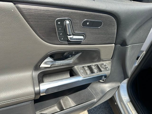 2022 Mercedes-Benz GLB GLB 35 AMG® — photo 21 of 34