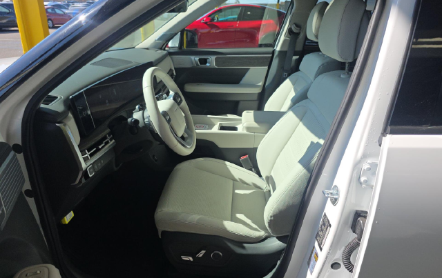 2025 Hyundai Santa Fe Hybrid Limited — photo 6 of 10