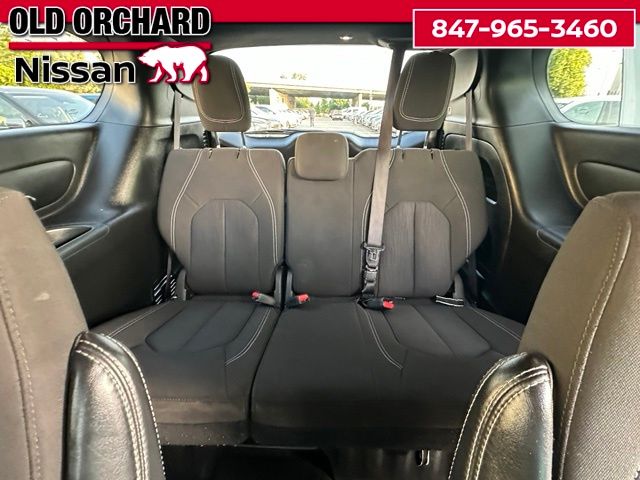 2024 Chrysler Pacifica Touring — photo 15 of 22