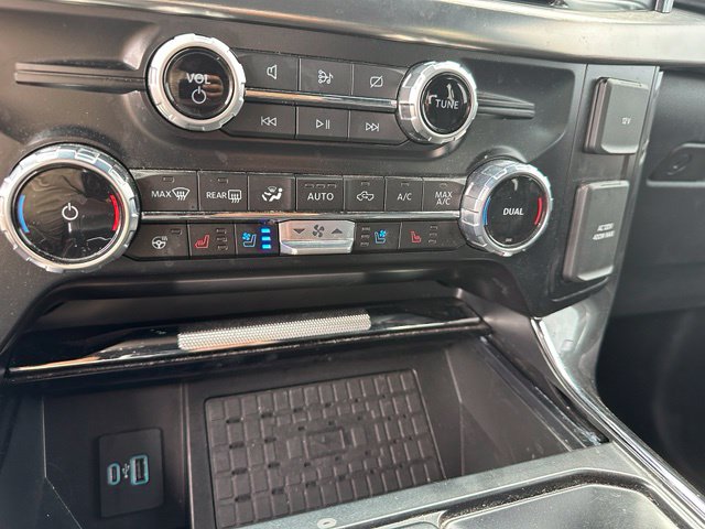 2023 Ford F-150 Lariat — photo 18 of 23