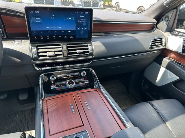 2022 Lincoln Navigator Reserve — photo 19 of 38