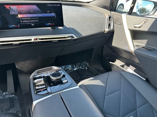 2023 BMW iX xDrive50 — photo 35 of 44