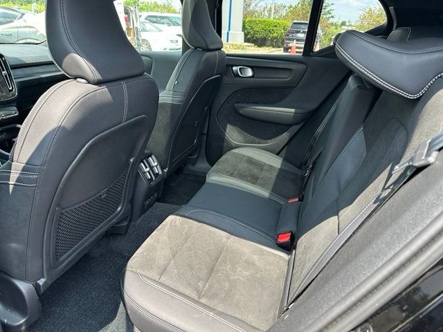 2023 Volvo XC40 Recharge Pure Electric Ultimate — photo 14 of 26