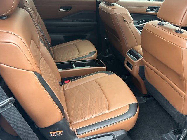 2024 Nissan Pathfinder Platinum — photo 11 of 36