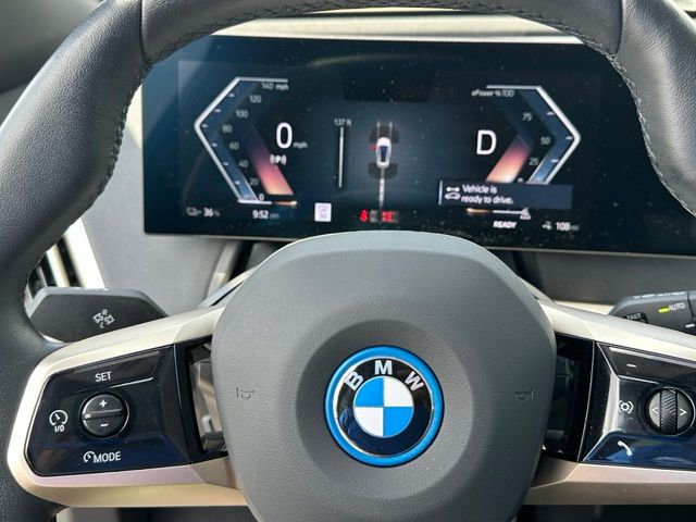 2023 BMW iX xDrive50 — photo 27 of 44