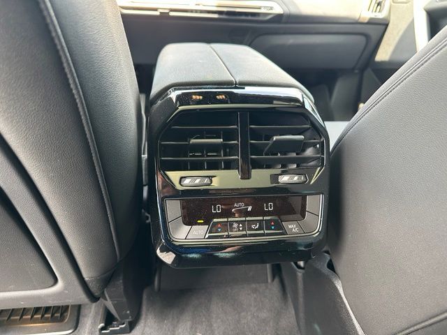 2023 BMW iX xDrive50 — photo 15 of 44