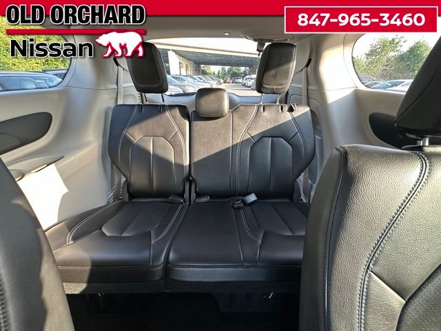 2023 Chrysler Pacifica Touring L — photo 12 of 20