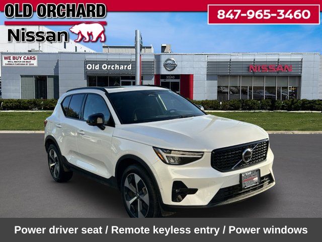 2025 Volvo XC40 B5 Plus Dark Theme — photo 5 of 22