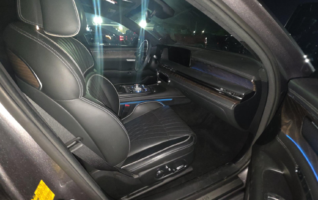 2023 Genesis G90 3.5T — photo 6 of 9