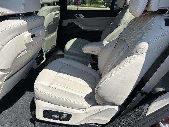 2021 BMW X7 M50i — photo 15 of 31