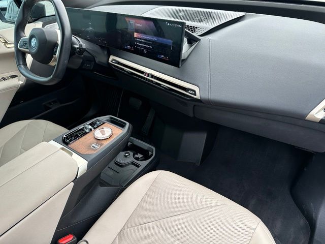 2023 BMW iX M60 — photo 12 of 32