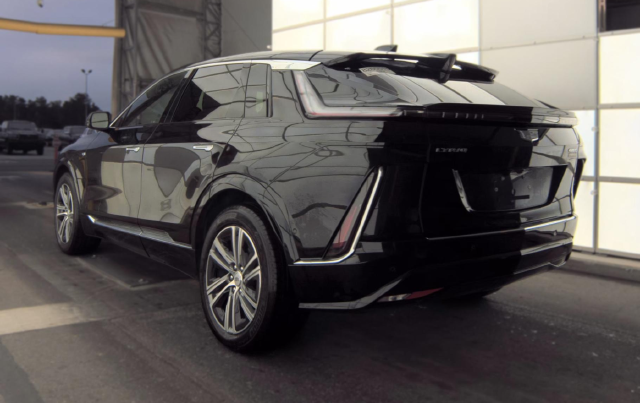 2024 Cadillac Lyriq Luxury — photo 4 of 10