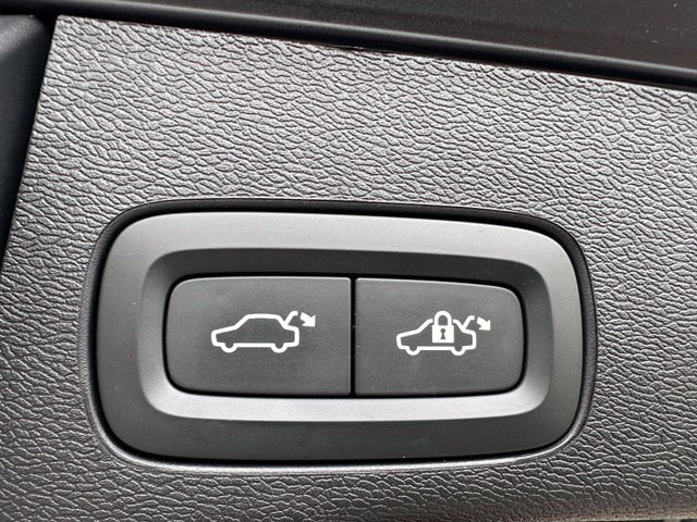 2025 Volvo XC60 B5 Plus — photo 14 of 31