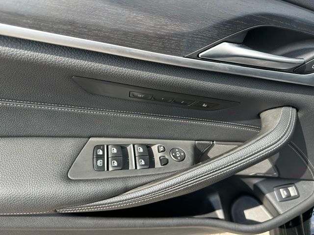 2023 BMW 5 Series M550i xDrive — photo 21 of 32