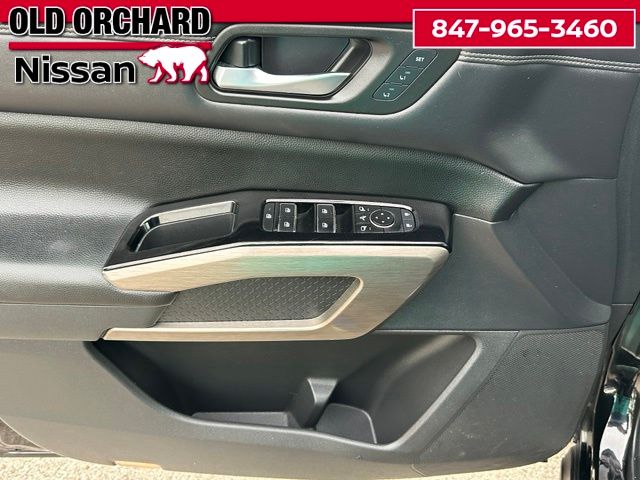 2022 Nissan Pathfinder Platinum — photo 8 of 20