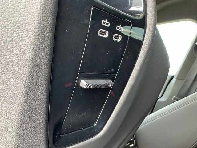 2023 BMW iX xDrive50 — photo 17 of 44