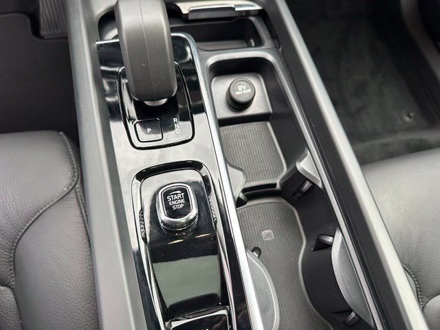 2025 Volvo XC60 B5 Plus — photo 25 of 31
