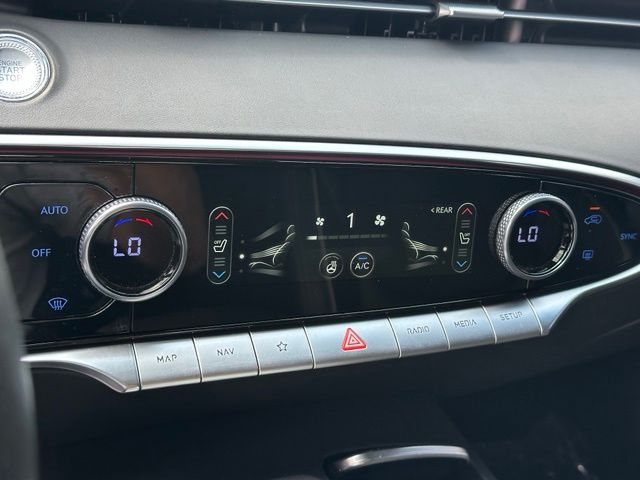 2025 Genesis GV70 2.5T — photo 28 of 43