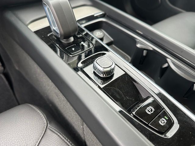 2025 Volvo XC60 B5 Plus — photo 24 of 32