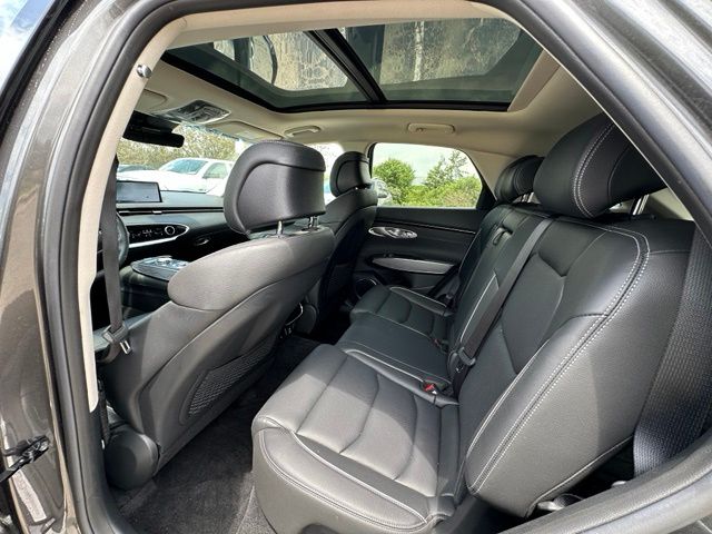 2025 Genesis GV70 2.5T — photo 14 of 34