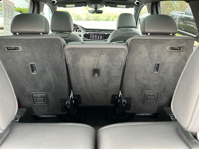 2025 Audi Q7 55 Premium Plus — photo 13 of 34
