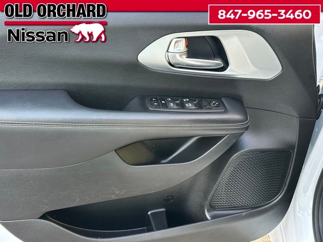 2024 Chrysler Pacifica Touring — photo 11 of 22