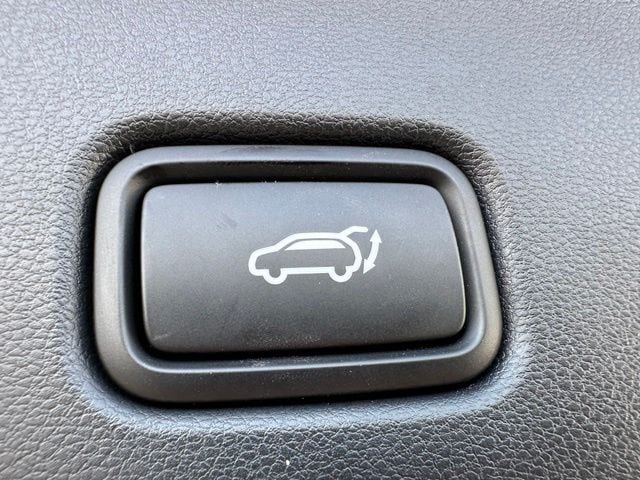 2025 Hyundai Tucson Hybrid Limited — photo 12 of 39