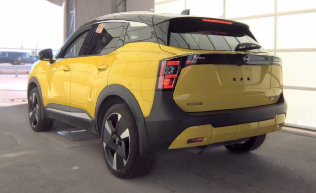 2025 Nissan Kicks SR — photo 4 of 9
