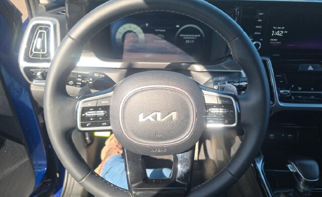 2023 Kia Sorento SX Prestige — photo 8 of 9