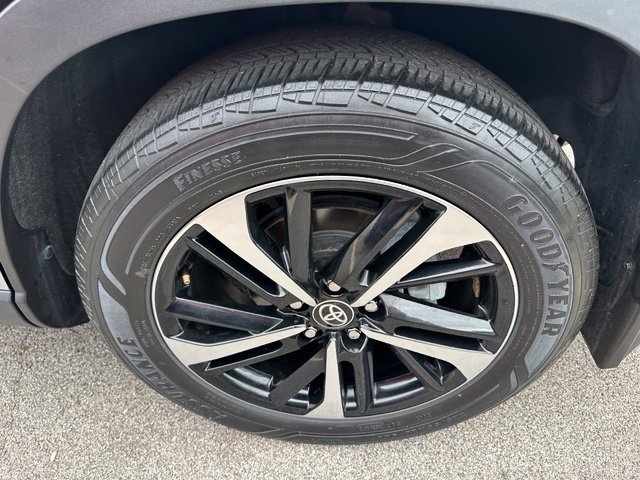 2023 Toyota Corolla Cross Hybrid XSE — photo 8 of 31