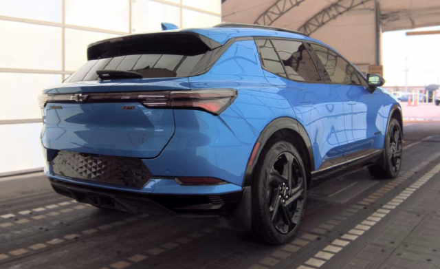 2024 Chevrolet Equinox EV RS — photo 3 of 8