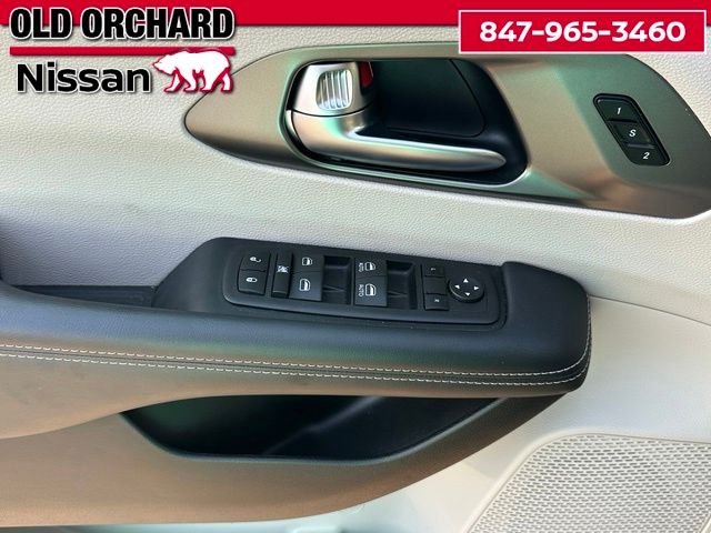 2023 Chrysler Pacifica Touring L — photo 8 of 20