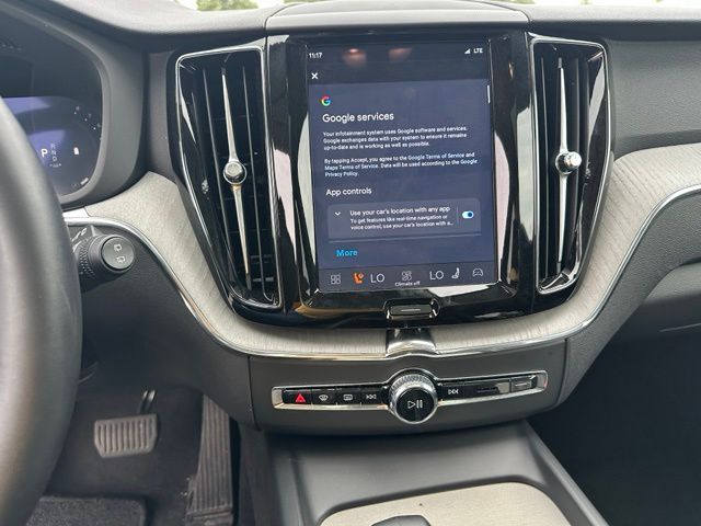 2025 Volvo XC60 B5 Plus — photo 25 of 32