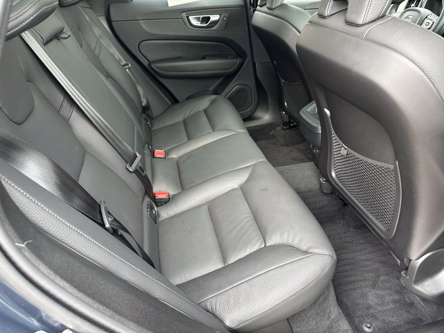 2025 Volvo XC60 B5 Plus — photo 11 of 31