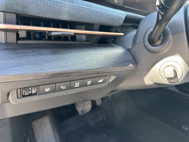 2023 Nissan Ariya Platinum+ e-4orce — photo 17 of 25