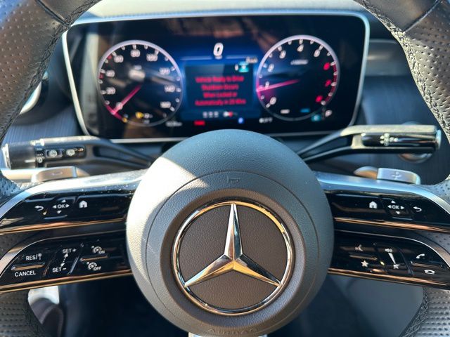 2025 Mercedes-Benz GLC GLC 300 — photo 27 of 30
