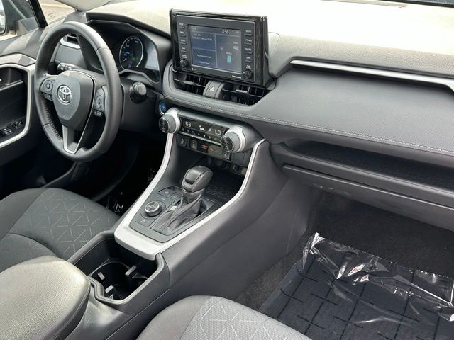 2022 Toyota RAV4 Hybrid XLE — photo 10 of 28