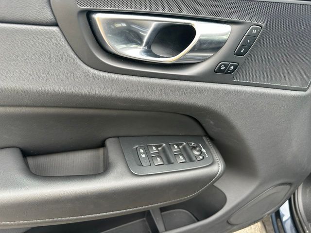 2025 Volvo XC60 B5 Plus — photo 21 of 32