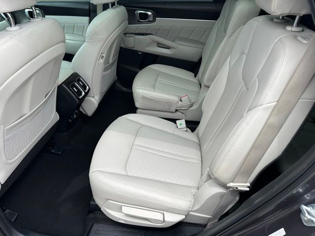 2023 Kia Sorento Hybrid EX — photo 17 of 37