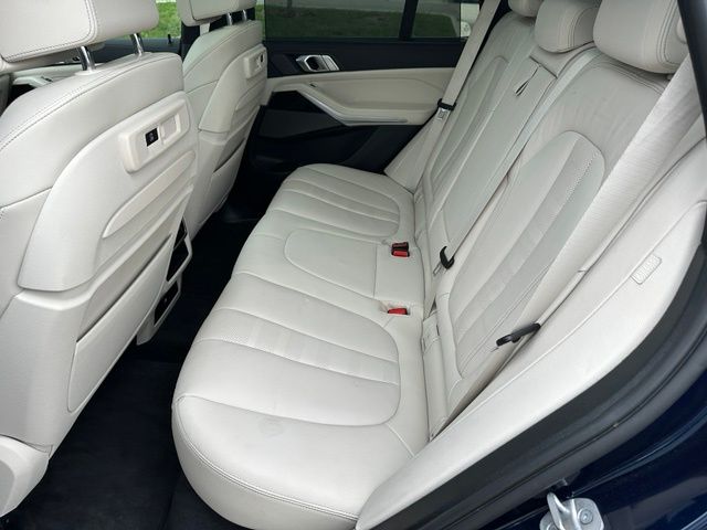 2022 BMW X5 M50i — photo 34 of 49
