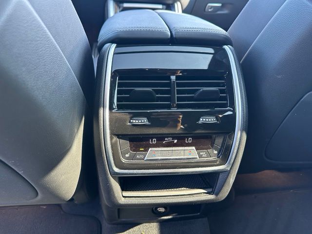 2025 BMW X6 xDrive40i — photo 16 of 29
