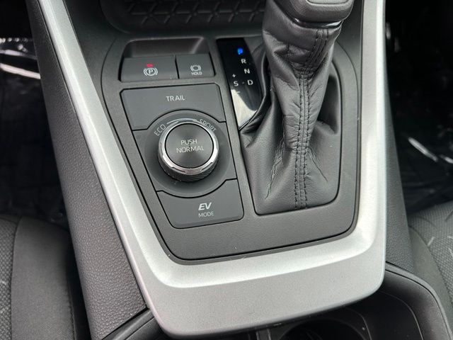 2022 Toyota RAV4 Hybrid XLE — photo 22 of 28