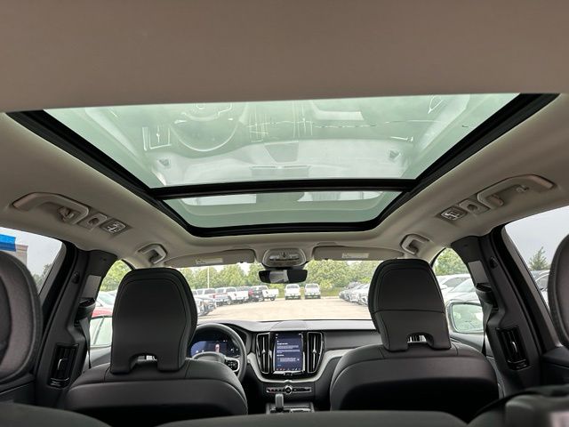 2025 Volvo XC60 B5 Plus — photo 10 of 32